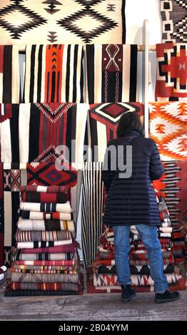 Eine Auswahl an Vintage Navajo-Wolldecken zu verkaufen in Shiprock, einem Native American Art-, Schmuck- und Antiquitätengeschäft in Santa Fe, New Mexico. Stockfoto