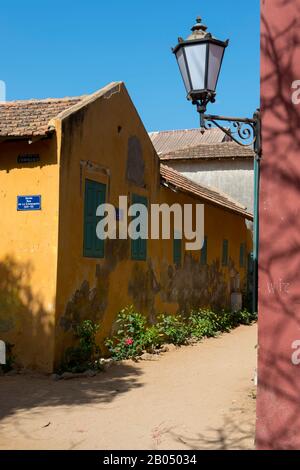 Straßenszene mit alten Kolonialhäusern auf Goree Island im Atlantik außerhalb von Dakar im Senegal, Westafrika. Stockfoto