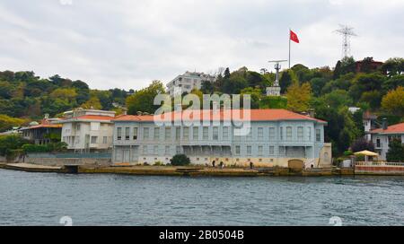 Istanbul, Türkei - 16. September 2019. Fischer am Ufer des Kandilli-Viertels in Uskudar auf der asiatischen Seite von Istanbul, Türkei Stockfoto
