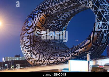 DUBAI, VAE - 15. NOVEMBER: Der Bau der Museum der Zukunft in der Nacht beleuchtung am 15. November 2019 in Dubai, VAE Stockfoto