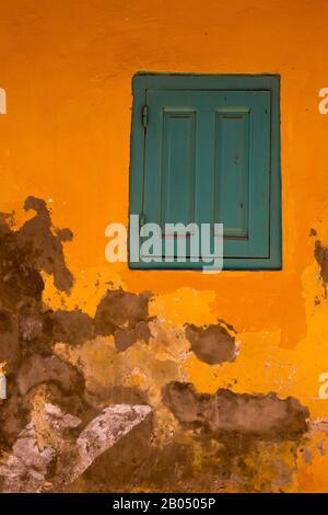 Straßenszene mit Details alter Kolonialhäuser auf Goree Island im Atlantik außerhalb von Dakar im Senegal, Westafrika. Stockfoto