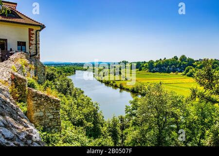 Tyniec, Kleinpolen/Polen - 2019/06/30: Panoramablick auf das Tal der Weichsel unterhalb der mittelalterlichen Benediktion in Tyniec bei Krakow Stockfoto