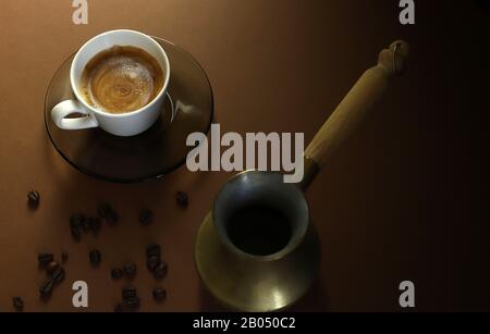 Konzept des türkischen Getränks. Weiße Tasse mit traditionellem türkischen Kaffee auf dunklem Hintergrund. Draufsicht. Stockfoto