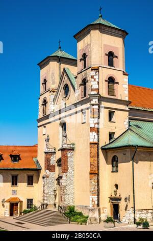 Tyniec, Kleinpolen/Polen - 2019/06/30: Kirche St. Paul und Peter in der Benediktion Tyniec an der Weichsel bei Krakow Stockfoto