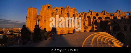 Touristen in einem Amphitheater, Römer-Theater, El Djem, Gouvernement Mahdia, Tunesien Stockfoto