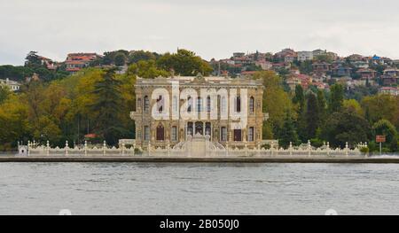 Istanbul, Türkei - 16. September 2019. Kucuksu-Palast, Kucuksu-Pavillon oder Goksu-Pavillon, am Ufer des Bosporus im Beykoy-Viertel Stockfoto