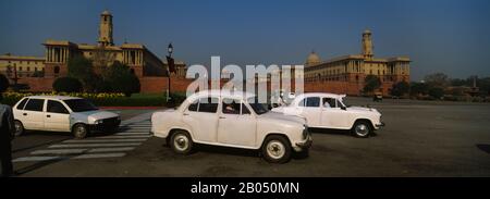 Autos auf der Straße mit Gebäuden im Hintergrund, Rashtrapati Bhavan, Rajpath, Neu-Delhi, Indien Stockfoto