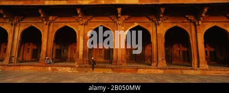 Kolonnaden in einer Moschee, Fatehpur Sikri, Fatehpur, Agra, Uttar Pradesh, Indien Stockfoto