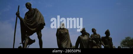 Low Angle View von Statuen symbolisiert historischen indischen Protest gegen die Salzsteuer handeln von der britischen Regierung verhängte, Salz Satyagraha, Neu Delhi, Indien Stockfoto