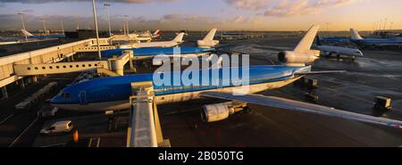 Hochwinkeliger Blick auf Flugzeuge am Flughafen Amsterdam Schiphol, Amsterdam, Niederlande Stockfoto