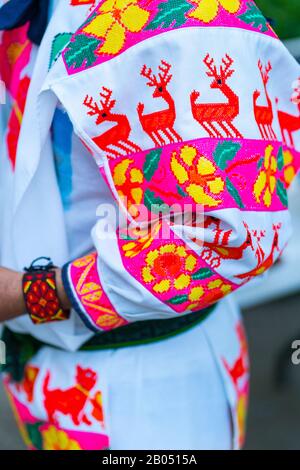 Huichol Tracht, Sayulita Dorf, Riviera Nayarit, Pazifischer Ozean, Nayarit Staat, Mexiko, Mittelamerika, Amerika Stockfoto