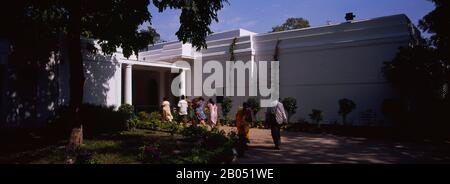Rückansicht der Touristen, die in ein Museum, Indira Gandhi Memorial Museum, Neu-Delhi, Indien, eindringen Stockfoto
