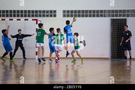 Viana do Castelo, Portugal - 15. Februar 2020: A.A. fifense Spieler im Einsatz gegen Becas B, Spiel um das Minis Turnier zu zählen. Stockfoto