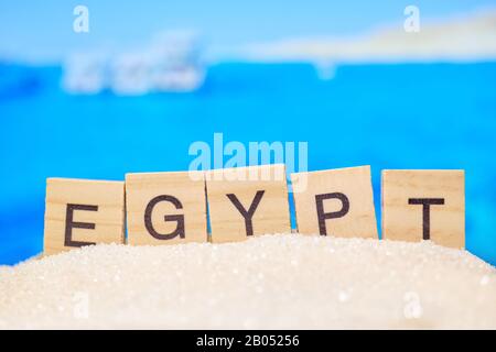 Abstrakter Strandsand auf Meeresgrund mit Yachten mit Buchstaben. Ägypten ist eines der beliebtesten Resorts der Welt. Nahaufnahme. Stockfoto