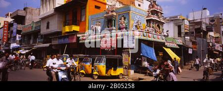 Auto Rickshaws geparkt vor einem Tempel, Pondicherry, Indien Stockfoto