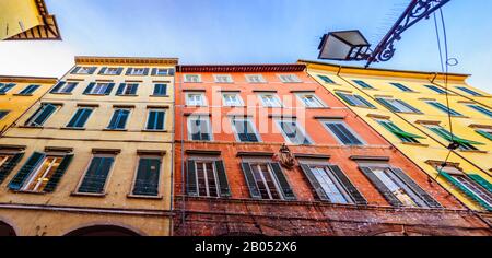 Spektakulärer Blick auf die alten Gebäude in verschiedenen Farben in Pisa Stockfoto