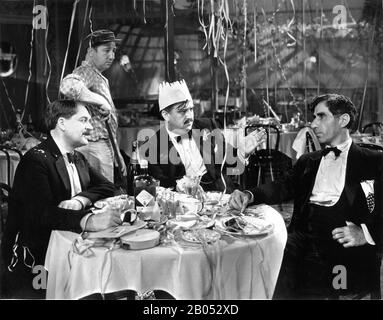 Hank MANN als Hausmeister und HARRY J. VEJAR als Big Louis Cotillo (Zentrum) in SCARFACE 1932 Regisseure HOWARD HAWKS und RICHARD ROSSON Roman Armitage Trail Screen Story Ben Hecht Produzent Howard Hughes The Caddo Company/United Artists Stockfoto