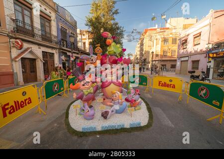 Las Fallas, Papermache-Modelle werden in der traditionellen Feier in Lobpreis des heiligen Joseph am 16.3.2019 in Valencia, Spanien, gebaut und gebrannt. Stockfoto