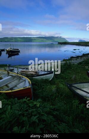 DIE FARÖER, IN DER NÄHE VON TORSHAVN, KIRKJUBE, SIND MIT BOOTEN DURCHS LAND Stockfoto