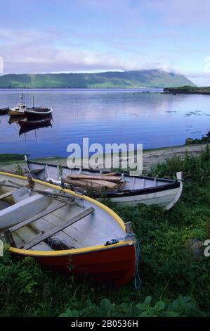 DIE FARÖER, IN DER NÄHE VON TORSHAVN, KIRKJUBE, SIND MIT BOOTEN DURCHS LAND Stockfoto