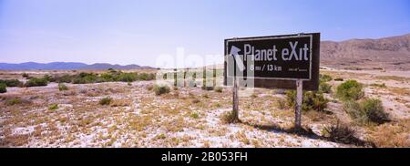 Straßenschild in einer Wüste, Abfahrt Planet, Nevada, USA Stockfoto