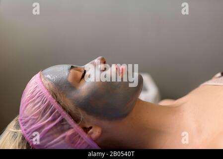 Junge Frau, die das Verfahren Zur Reinigung der Haut mit KosmetologistUltraschall besucht. Schönheitsbehandlung. Kosmetologie. Beauty Spa Salon. Stockfoto