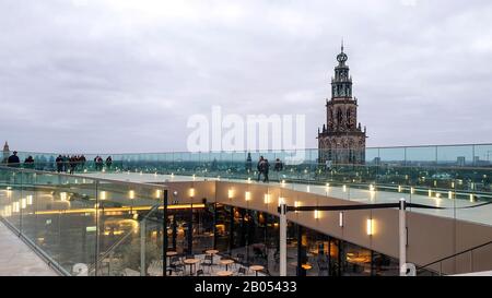 Groningen, Niederlande - 6. Februar 2020: Eine Gruppe von Menschen genießt den spektakulären Luftblick aus dem Forum-Gebäude in der Innenstadt von Groningen. Stockfoto