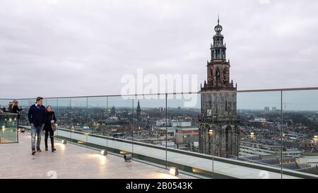 Groningen, Niederlande - 6. Februar 2020: Menschen, die den Luftdachblick über die Innenstadt und den gotischen Martini-Kirchturm genießen. Stockfoto