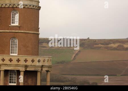 Clavell Tower, Hen Cliff, Kimmeridge Bay, Insel Purbeck, Dorset am blusterigen Frühlingstag. Architektur aus dem 18. Jahrhundert, Inspiration für Thomas Hardy Stockfoto