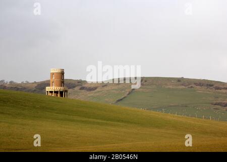 Clavell Tower, Hen Cliff, Kimmeridge Bay, Insel Purbeck, Dorset am blusterigen Frühlingstag. Architektur aus dem 18. Jahrhundert, Inspiration für Thomas Hardy Stockfoto