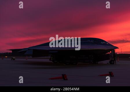 Ein strategischer Kampfflugzeug der U.S. Air Force B-2 Spirit mit den 509th Bomb Wing Taxis, die auf der Fluglinie der Whiteman Air Force Base am 29. Oktober 2019 in St. Louis, Missouri gegen die untergehende Sonne silhouettiert sind. Stockfoto