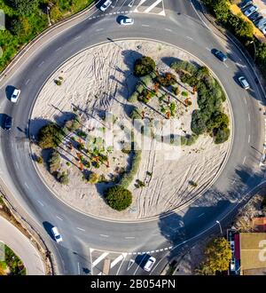 Luftbild, Insel, Skulpturen Verkehrsknotenpunkt Kreisverkehr, Petra, Mallorca, Balearen, Spanien, Europa, Balearen, Ball de Cultures de Mig Stockfoto