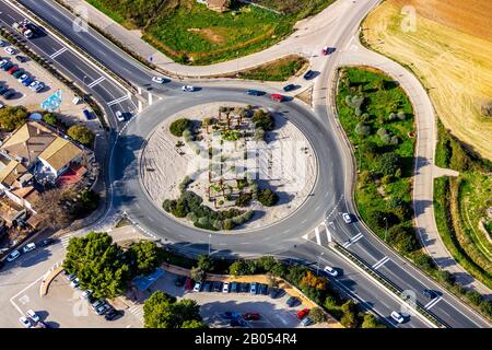 Luftbild, Insel, Skulpturen Verkehrsknotenpunkt Kreisverkehr, Petra, Mallorca, Balearen, Spanien, Europa, Balearen, Ball de Cultures de Mig Stockfoto