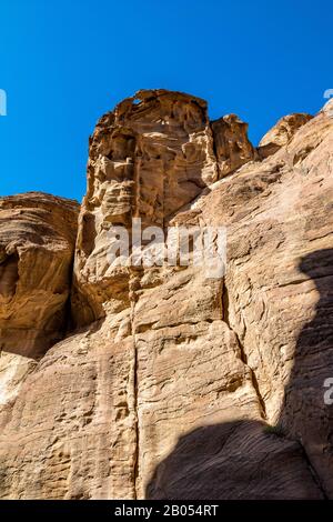 Atemberaubende natürliche Schlucht namens Al-Siq, in den roten Klippen am Wasserfluss gehauen, Petra uralter Stadtkomplex und Touristenattraktion, Haschemite Königreich Jordanien. Sonniger Wintertag, wolkenloser Himmel Stockfoto