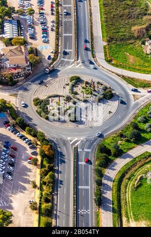 Luftbild, Insel, Skulpturen Verkehrsknotenpunkt Kreisverkehr, Petra, Mallorca, Balearen, Spanien, Europa, Balearen, Ball de Cultures de Mig Stockfoto