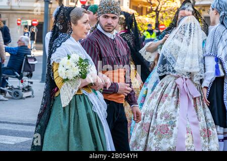 Valencia, Spanien, 18. März 2019. Valencianisches Festival von Fallas. Festzug im Zentrum der Stadt. Frauen Falleras aus Valencia. Stockfoto