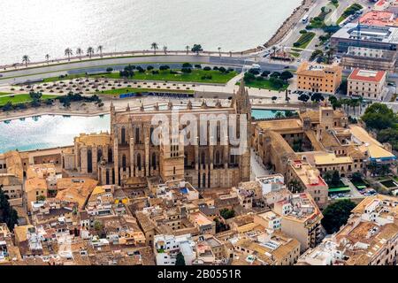 Luftbild, Blick auf die Umgebung, Santa Iglesia Catedral de Mallorca, Kathedrale von Palma, Palau Reial de L'Almudaina, Königspalast, Canamunt, Palma, Mallorca,