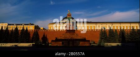 Bäume vor einem Gebäude, Lenin-Mausoleum, Roter Platz, Moskau, Russland Stockfoto