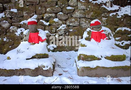 Narabijizo, Bakejizo, Jizo Steinstatuen, buddhistische Wächtergottheiten in Kanmangafuchi Abgrund, Nikko, Japan Stockfoto