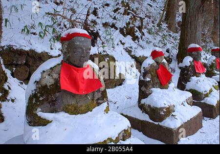 Narabijizo, Bakejizo, Jizo Steinstatuen, buddhistische Wächtergottheiten in Kanmangafuchi Abgrund, Nikko, Japan Stockfoto