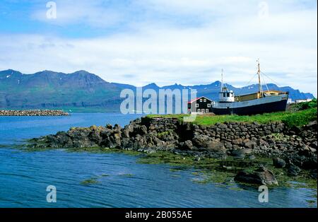 ISLAND, OSTKÜSTE, DJUPAVOGUR FISCHERDORF, FISCHERBOOT Stockfoto