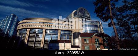 Niedriger Blickwinkel auf ein Regierungsgebäude, das Europäische Parlament, Brüssel, Belgien Stockfoto