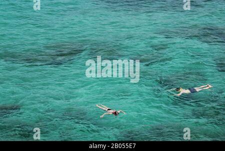 Zwei junge Leute schnorcheln im türkisfarbenen Wasser des Mittelmeeres in der Nähe von Alcudia, Mallorca, Spanien Stockfoto