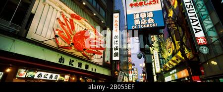 Gebäude in einer Stadt, Dotonbori, Osaka, Präfektur Osaka, Region Kinki, Honshu, Japan Stockfoto