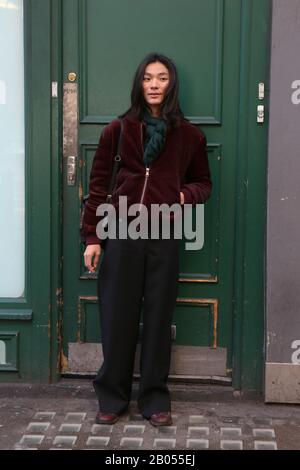 Stilvoller Mann in einer Samtjacke und Vintage-Hose posiert für ein Foto während der London Fashion Week Damen Day Four. Street Style in Central London. Stockfoto