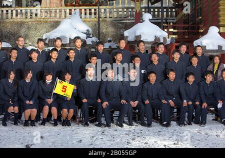 Studenten, posiert für ein Foto im Tōshōgū Shinto-Schrein, Nikko, Japan Stockfoto