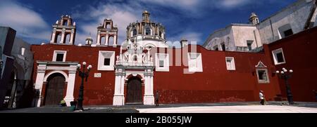 Blick auf eine Kirche, die Kirche Santo Domingo, Puebla, Puebla State, Mexiko Stockfoto