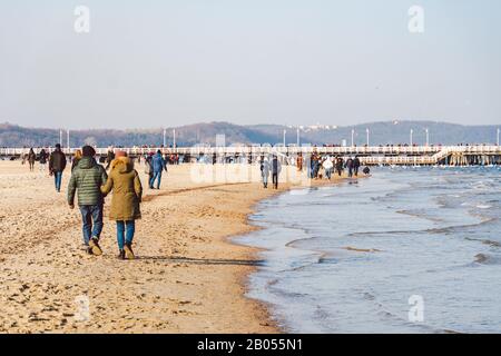 Polen, Sopot, 9. Februar 2020. Menschen am Strand in Sopot. Menge im Winter am Strand. Genießen Sie den Tag im sonnigen Winter in der Nähe des Meeres. Menschen, die hier spazieren gehen Stockfoto