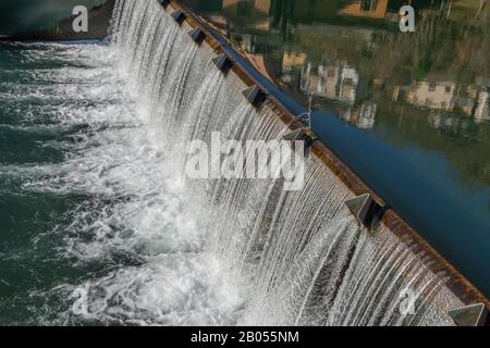 San Pellegrino Terme neue Staumauer auf Brembo Stockfoto