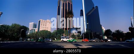 Wolkenkratzer in einer Stadt, Paseo De La Reforma, Mexiko-Stadt, Mexiko Stockfoto